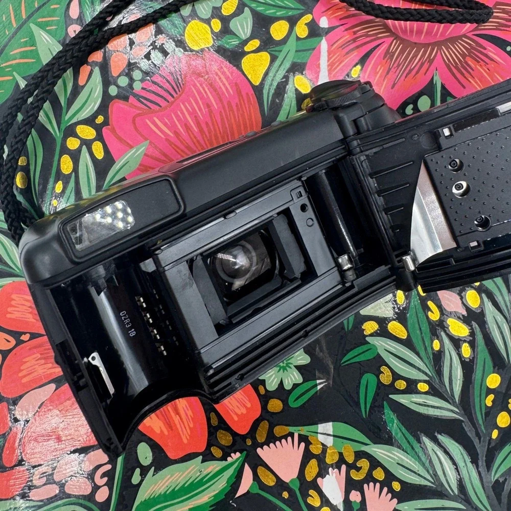 Olympus SuperZoom 800 35mm Film Camera Point and Shoot with Box and Case